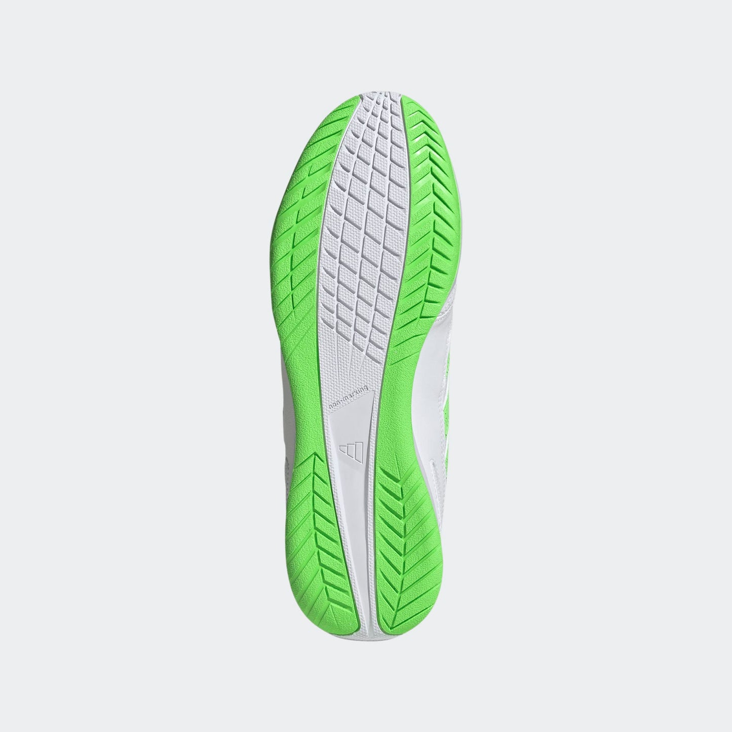 ADIDAS SALA zaalvoetbalschoenen owit groen non-marking zool op indoor veld. Kickoff Antwerpen voetbalshop.