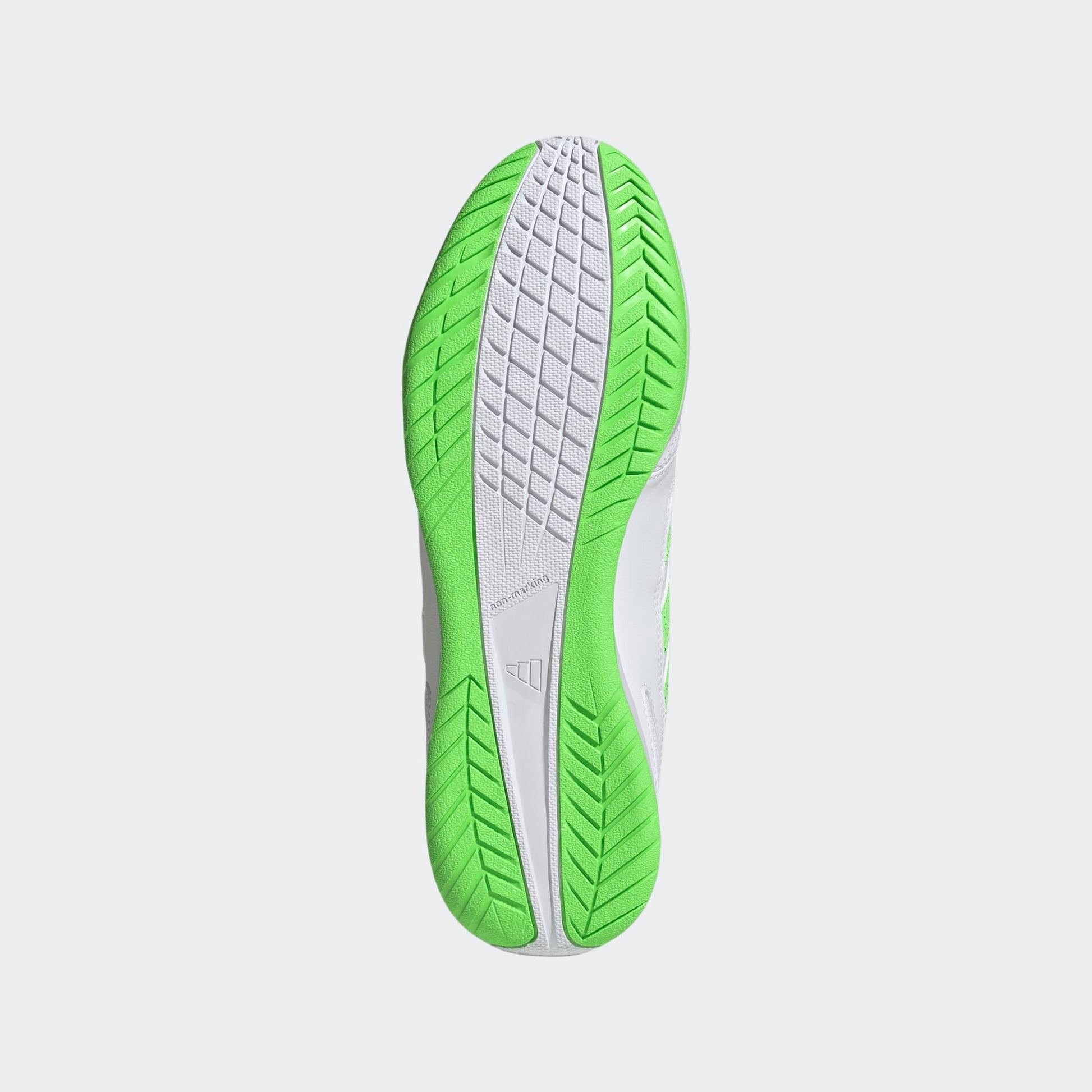 ADIDAS SALA zaalvoetbalschoenen owit groen non-marking zool op indoor veld. Kickoff Antwerpen voetbalshop.