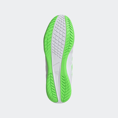 ADIDAS SALA zaalvoetbalschoenen owit groen non-marking zool op indoor veld. Kickoff Antwerpen voetbalshop.