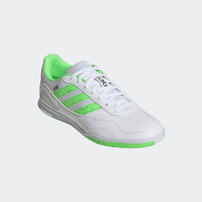 ADIDAS SALA zaalvoetbalschoenen wit groen non-marking zool op indoor veld. Kickoff Antwerpen voetbalshop.
