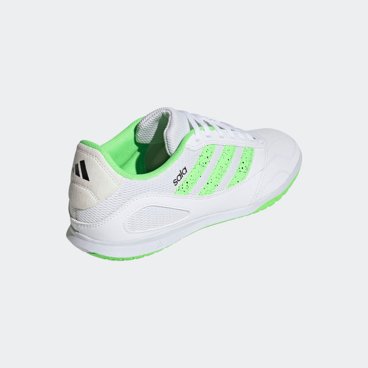 ADIDAS SALA zaalvoetbalschoenen wit groen non-marking zool op indoor veld. Kickoff Antwerpen voetbalshop.