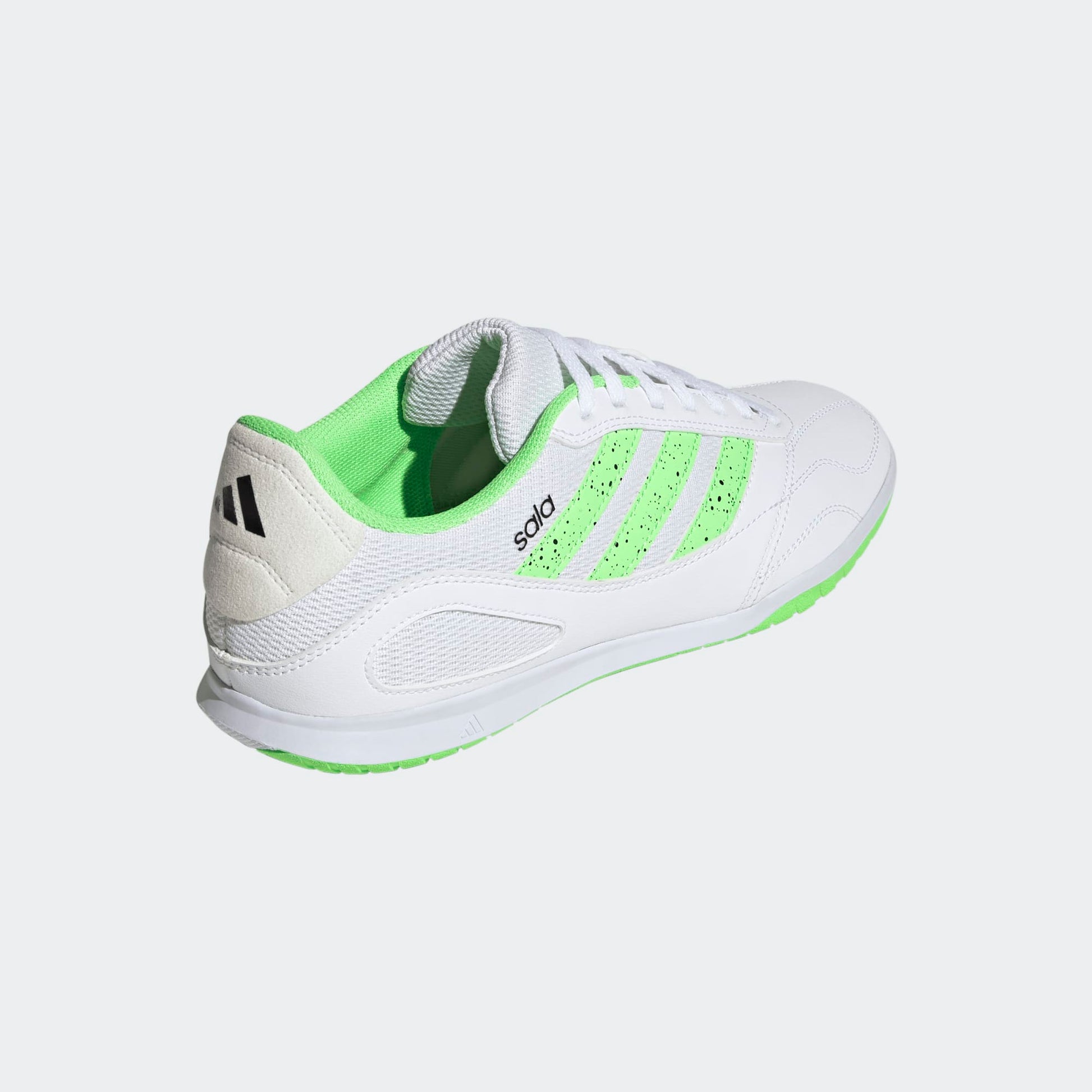 ADIDAS SALA zaalvoetbalschoenen wit groen non-marking zool op indoor veld. Kickoff Antwerpen voetbalshop.