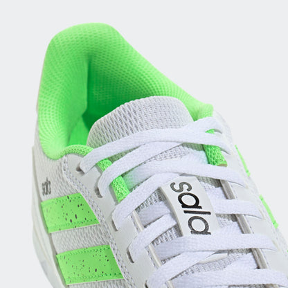 ADIDAS SALA zaalvoetbalschoenen wit groen non-marking zool op indoor veld. Kickoff Antwerpen voetbalshop.