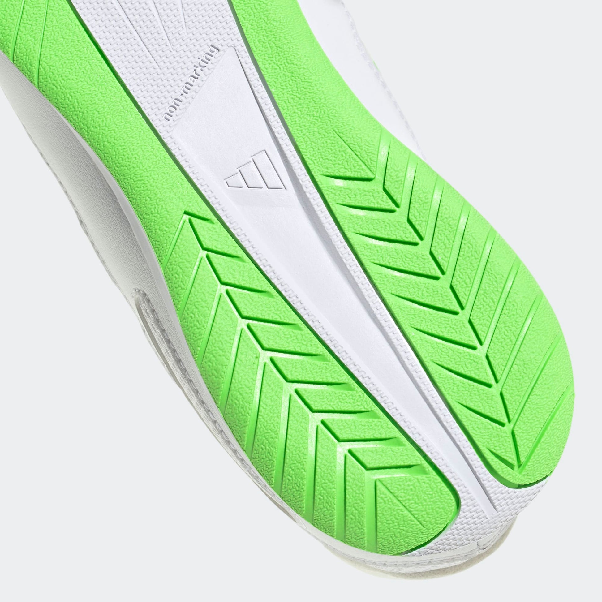 ADIDAS SALA zaalvoetbalschoenen wit groen non-marking zool op indoor veld. Kickoff Antwerpen voetbalshop.