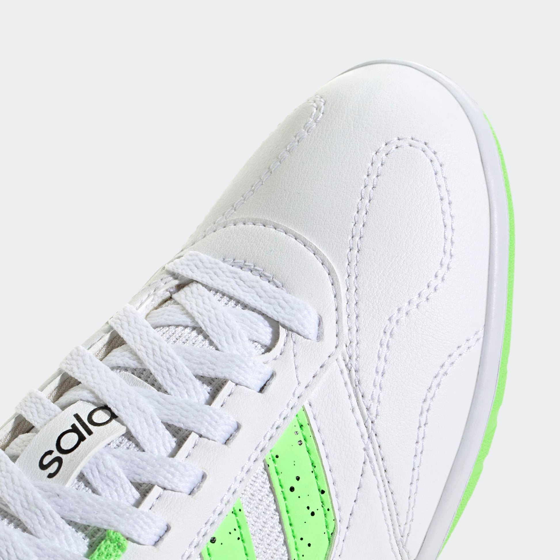 adidas Super Sala zaalvoetbalschoenen voor kids in detail, gekocht bij Kickoff Antwerpen voetbalshop van Antwerpen