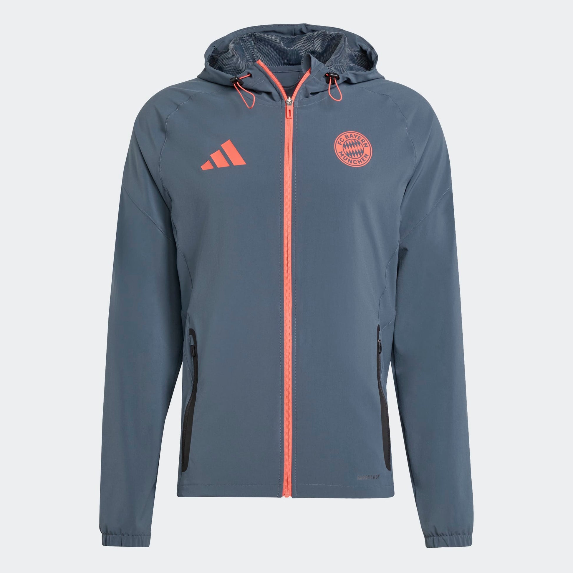Adidas FC Bayern München Travel Trainingspak 2025-2026 – jas en broek in clubstijl, comfortabel en ademend, verkrijgbaar bij Kickoff Antwerpen.