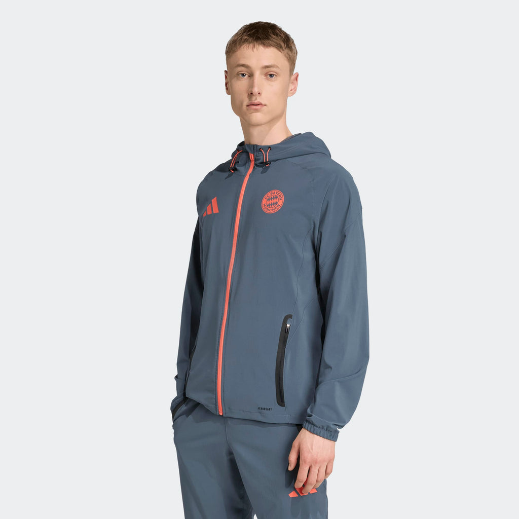 Adidas FC Bayern München Travel Trainingspak 2025-2026 – jas en broek in clubstijl, comfortabel en ademend, verkrijgbaar bij Kickoff Antwerpen.