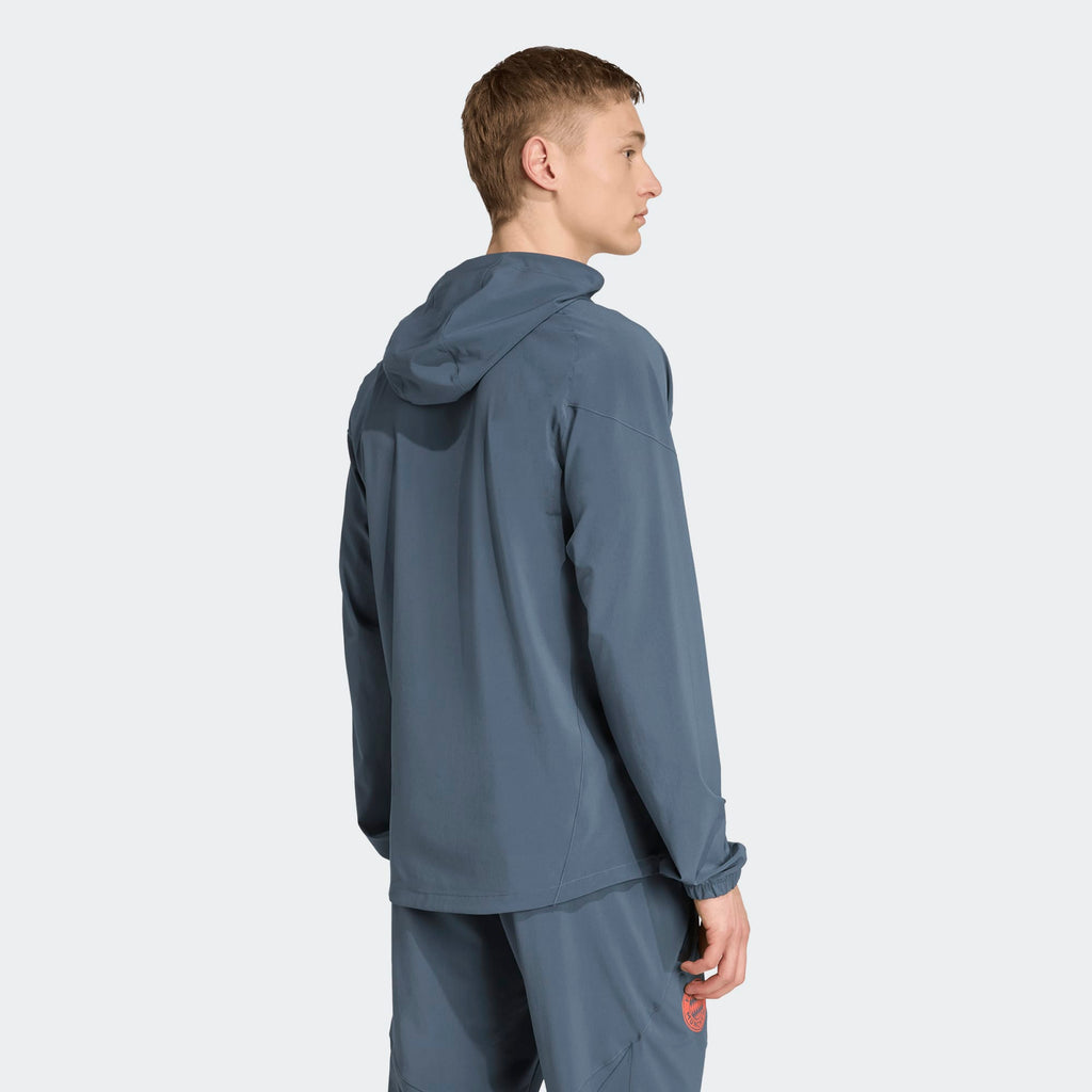 Adidas FC Bayern München Travel Trainingspak 2025-2026 – jas en broek in clubstijl, comfortabel en ademend, verkrijgbaar bij Kickoff Antwerpen.