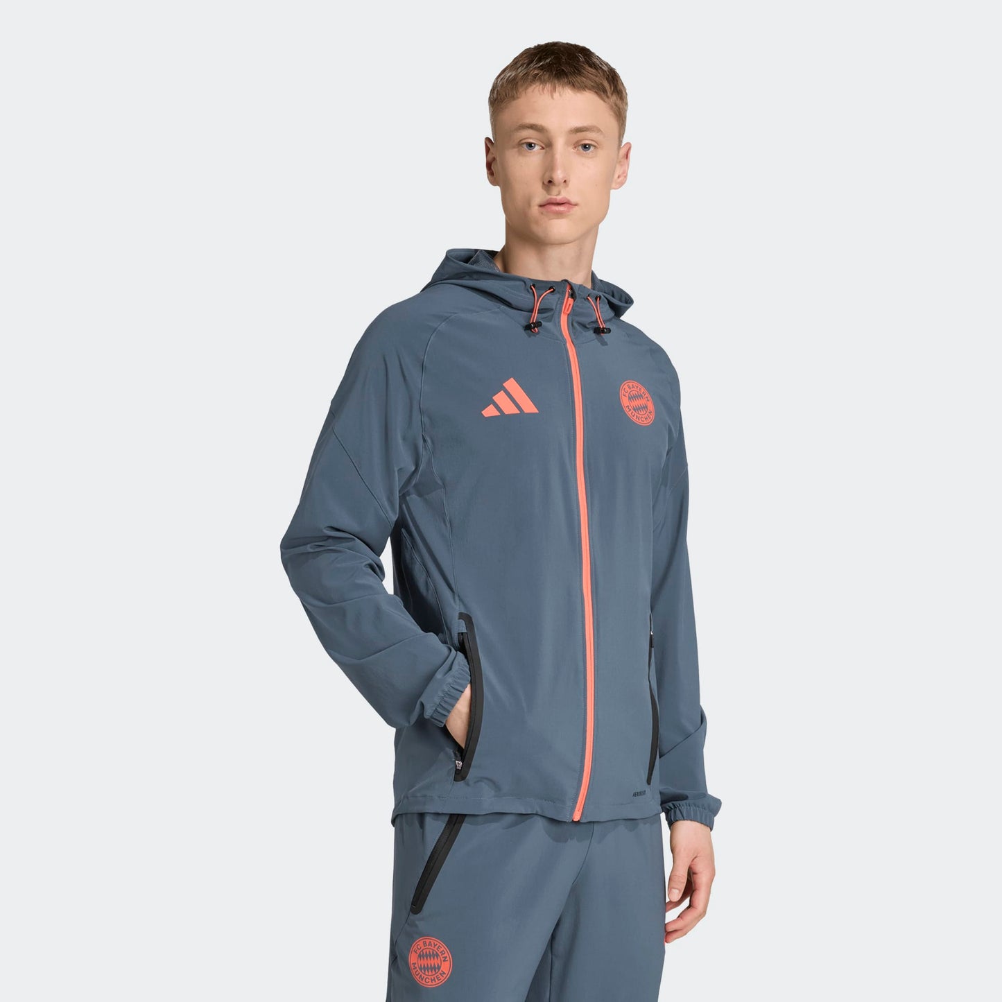Adidas FC Bayern München Travel Trainingspak 2025-2026 – jas en broek in clubstijl, comfortabel en ademend, verkrijgbaar bij Kickoff Antwerpen.