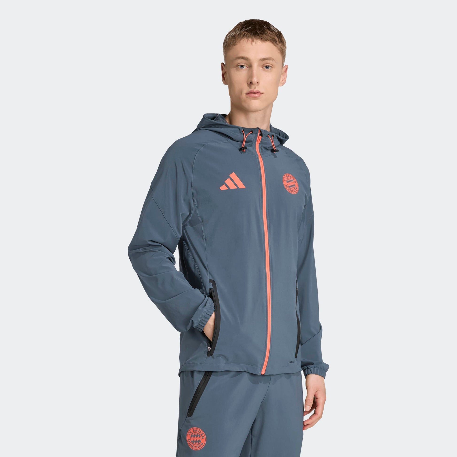 Adidas FC Bayern München Travel Trainingspak 2025-2026 – jas en broek in clubstijl, comfortabel en ademend, verkrijgbaar bij Kickoff Antwerpen.
