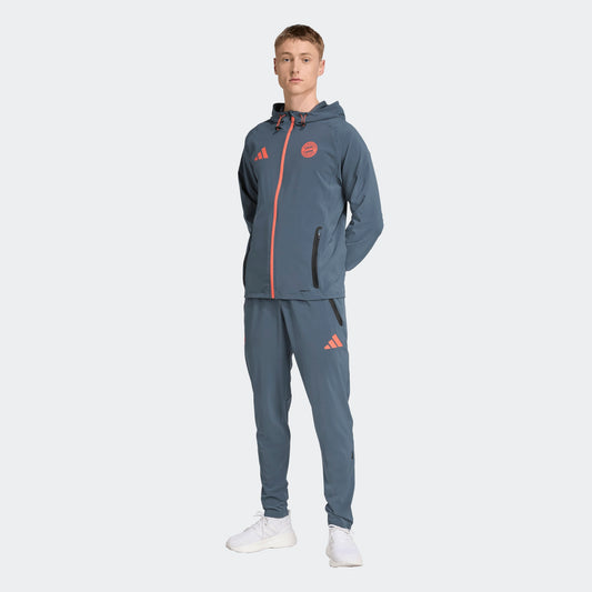 Adidas FC Bayern München Travel Trainingspak 2025-2026 – jas en broek in clubstijl, comfortabel en ademend, verkrijgbaar bij Kickoff Antwerpen.