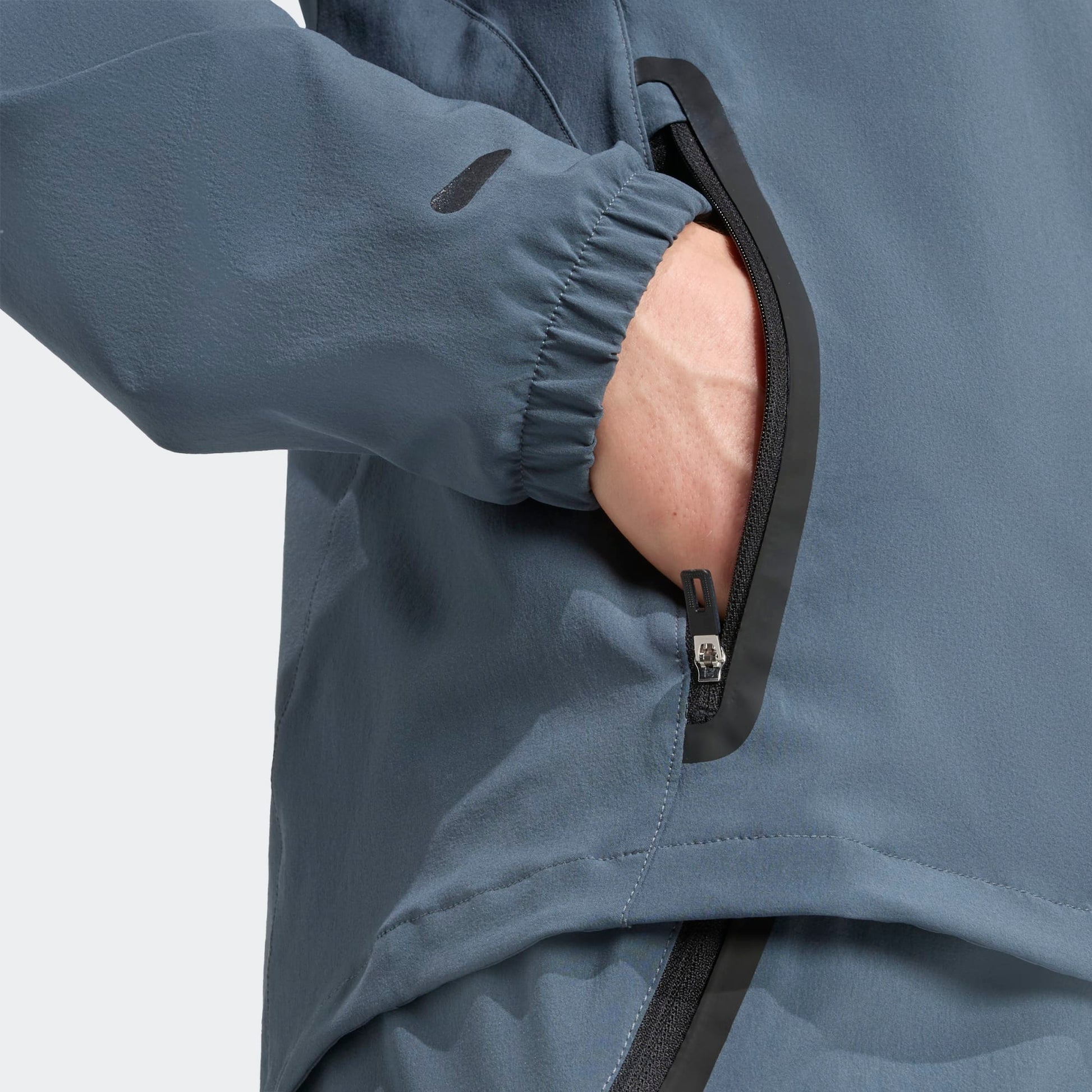 Adidas FC Bayern München Travel Trainingspak 2025-2026 – jas en broek in clubstijl, comfortabel en ademend, verkrijgbaar bij Kickoff Antwerpen.