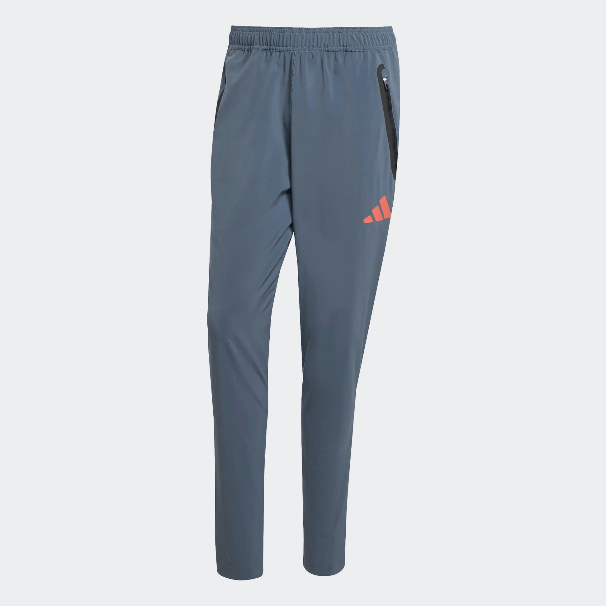 Adidas FC Bayern München Travel Trainingspak 2025-2026 – jas en broek in clubstijl, comfortabel en ademend, verkrijgbaar bij Kickoff Antwerpen.