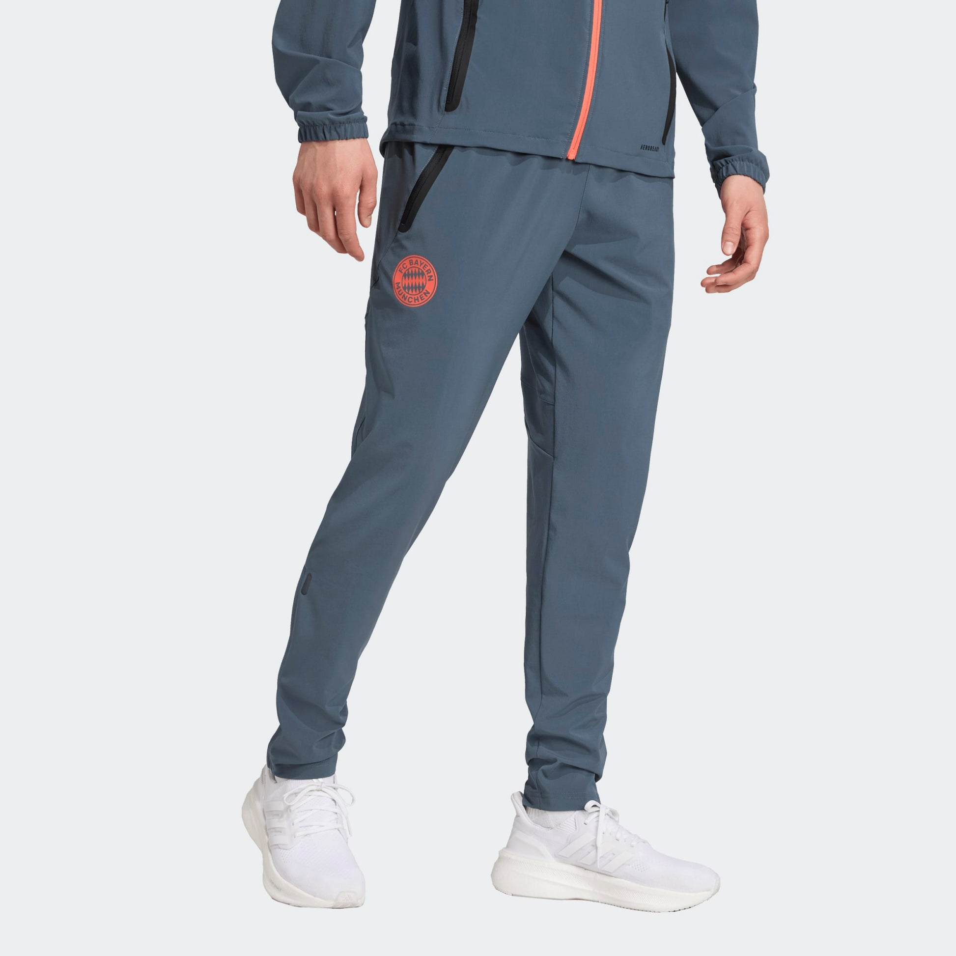 Adidas FC Bayern München Travel Trainingspak 2025-2026 – jas en broek in clubstijl, comfortabel en ademend, verkrijgbaar bij Kickoff Antwerpen.