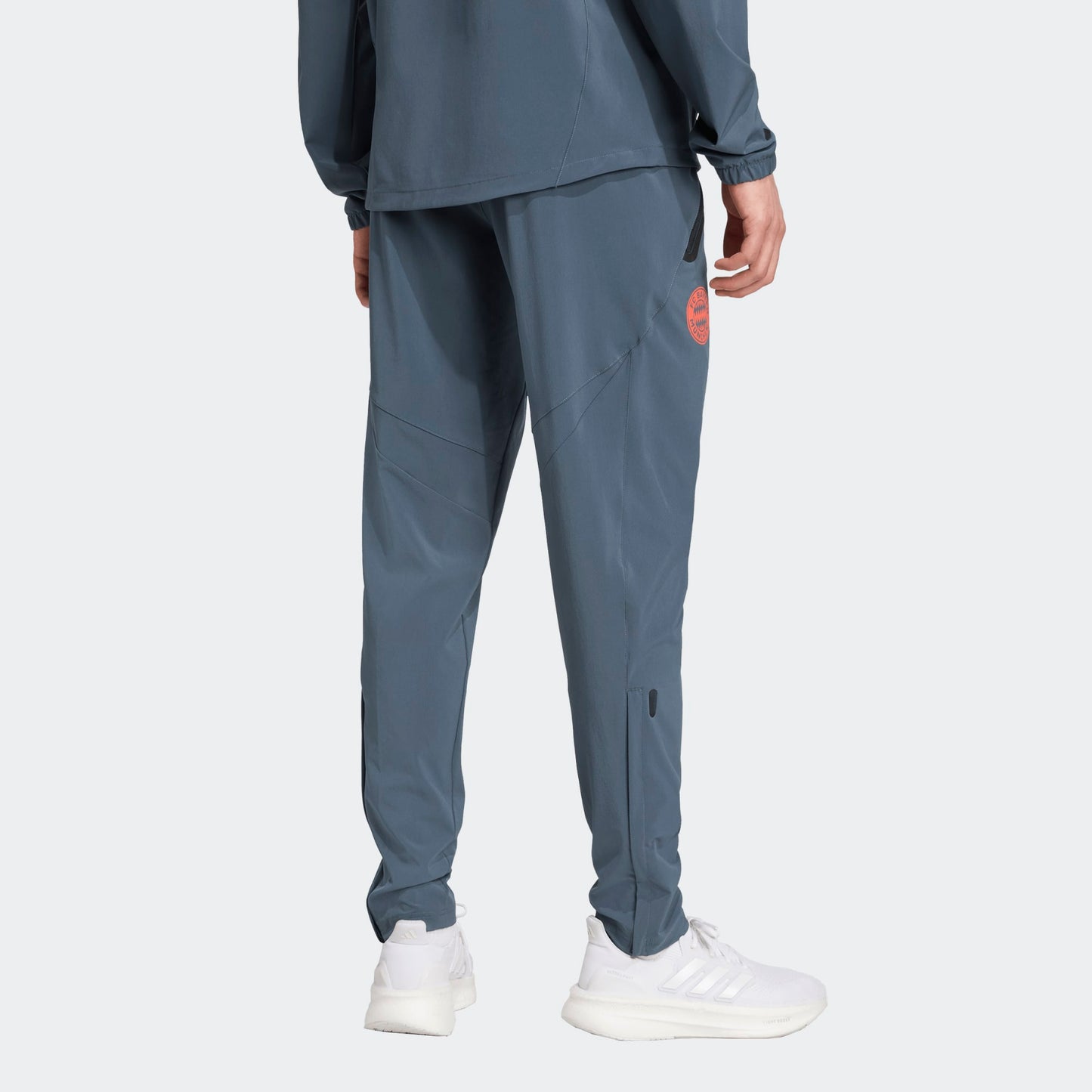 Adidas FC Bayern München Travel Trainingspak 2025-2026 – jas en broek in clubstijl, comfortabel en ademend, verkrijgbaar bij Kickoff Antwerpen.