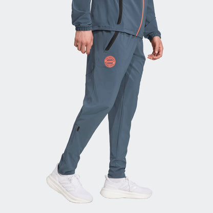 Adidas FC Bayern München Travel Trainingspak 2025-2026 – jas en broek in clubstijl, comfortabel en ademend, verkrijgbaar bij Kickoff Antwerpen.