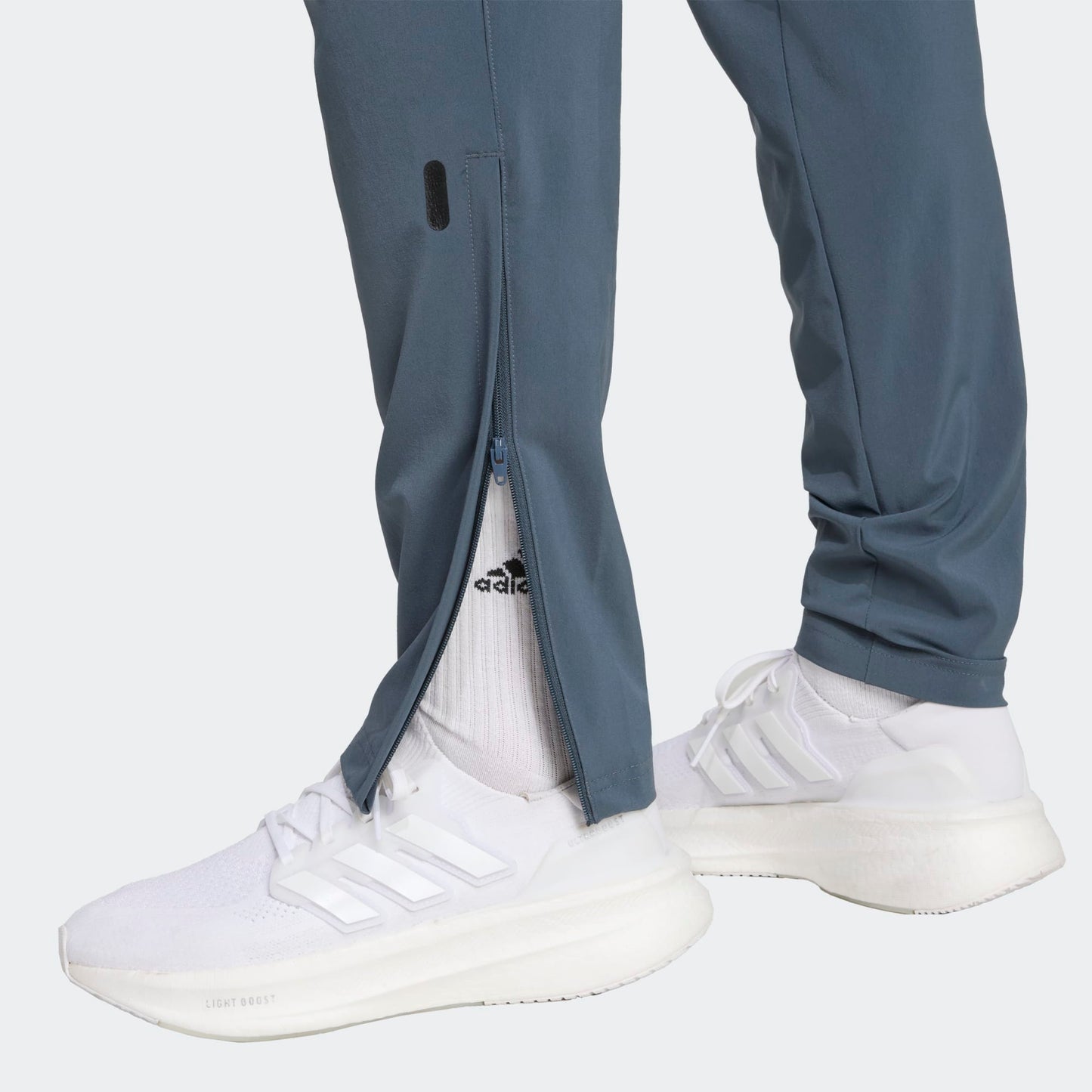 Adidas FC Bayern München Travel Trainingspak 2025-2026 – jas en broek in clubstijl, comfortabel en ademend, verkrijgbaar bij Kickoff Antwerpen.