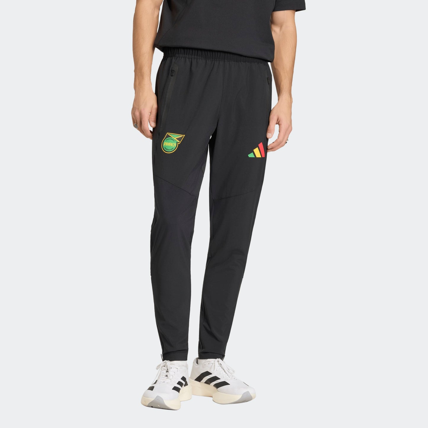 Zwarte Adidas JFF Jamaica Tracksuit Pants met geel-groene details, ode aan Bob Marley, verkrijgbaar bij voetbalshop Kickoff Antwerpen