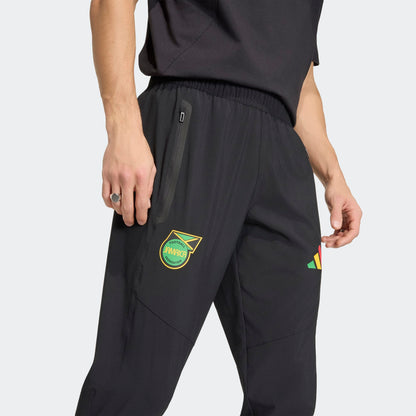 Zwarte Adidas JFF Jamaica Tracksuit Pants met geel-groene details, ode aan Bob Marley, verkrijgbaar bij voetbalshop Kickoff Antwerpen