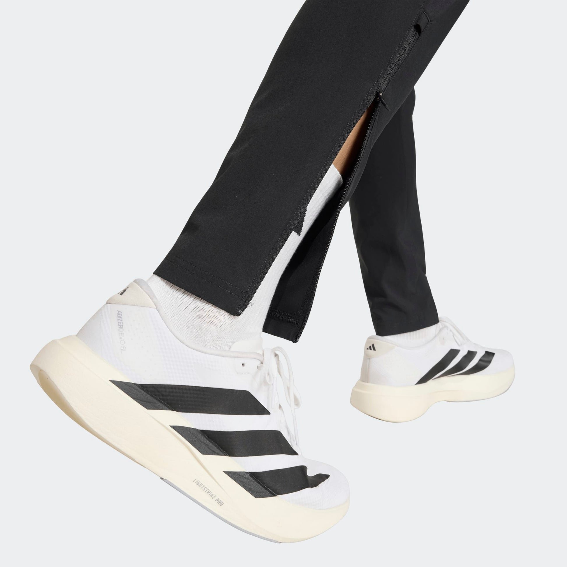 Zwarte Adidas JFF Jamaica Tracksuit Pants met geel-groene details, ode aan Bob Marley, verkrijgbaar bij voetbalshop Kickoff Antwerpen