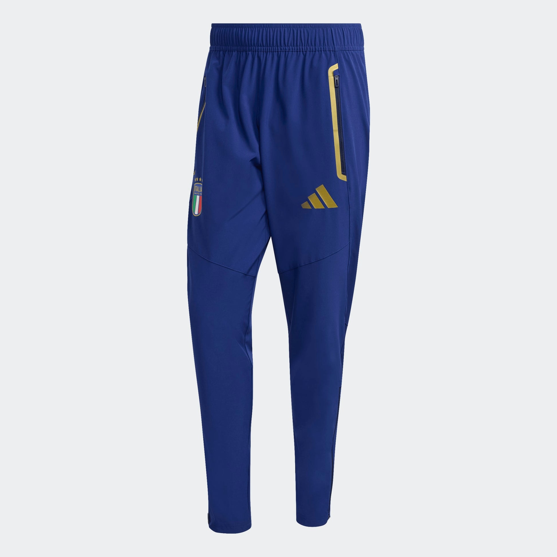 Adidas FIGC Italië TT Trainingsbroek Blauw Voorkant – Officiële FIGC Trainingsbroek  Kickoff Antwerpen de voetbalshop