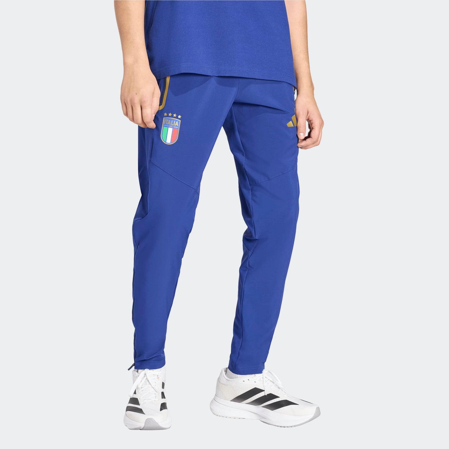 Adidas FIGC Italië TT Trainingsbroek Blauw Voorkant – Officiële FIGC Trainingsbroek  Kickoff Antwerpen de voetbalshop
