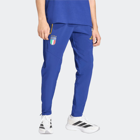 Adidas FIGC Italië TT Trainingsbroek Blauw Voorkant – Officiële FIGC Trainingsbroek  Kickoff Antwerpen de voetbalshop