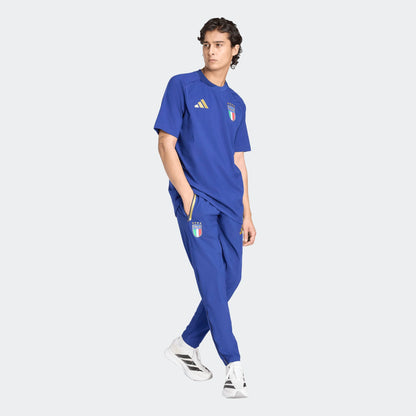 Adidas FIGC Italië TT Trainingsbroek Blauw Voorkant – Officiële FIGC Trainingsbroek  Kickoff Antwerpen de voetbalshop
