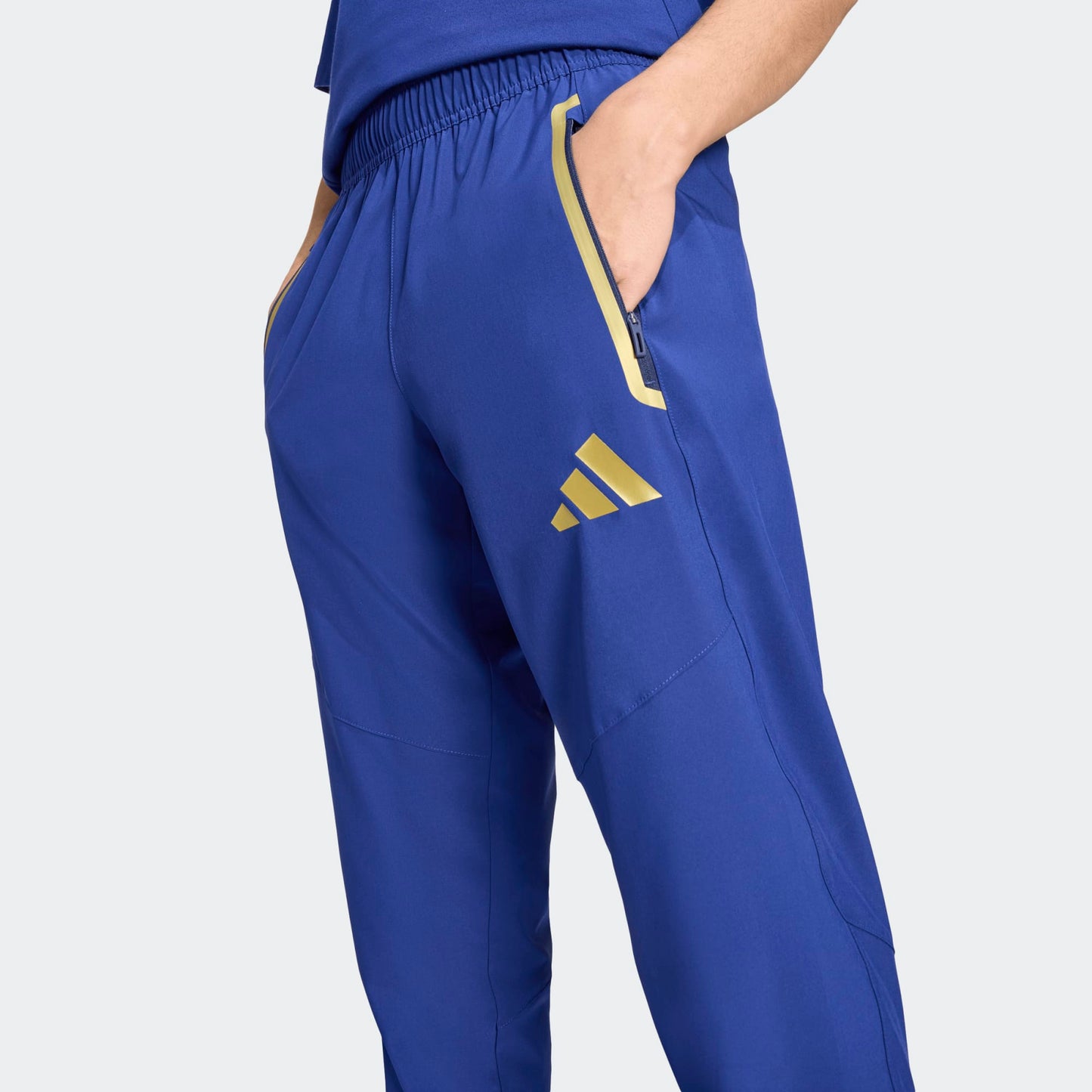 Adidas FIGC Italië TT Trainingsbroek Blauw Voorkant – Officiële FIGC Trainingsbroek  Kickoff Antwerpen de voetbalshop