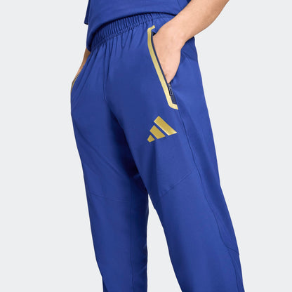 Adidas FIGC Italië TT Trainingsbroek Blauw Voorkant – Officiële FIGC Trainingsbroek  Kickoff Antwerpen de voetbalshop