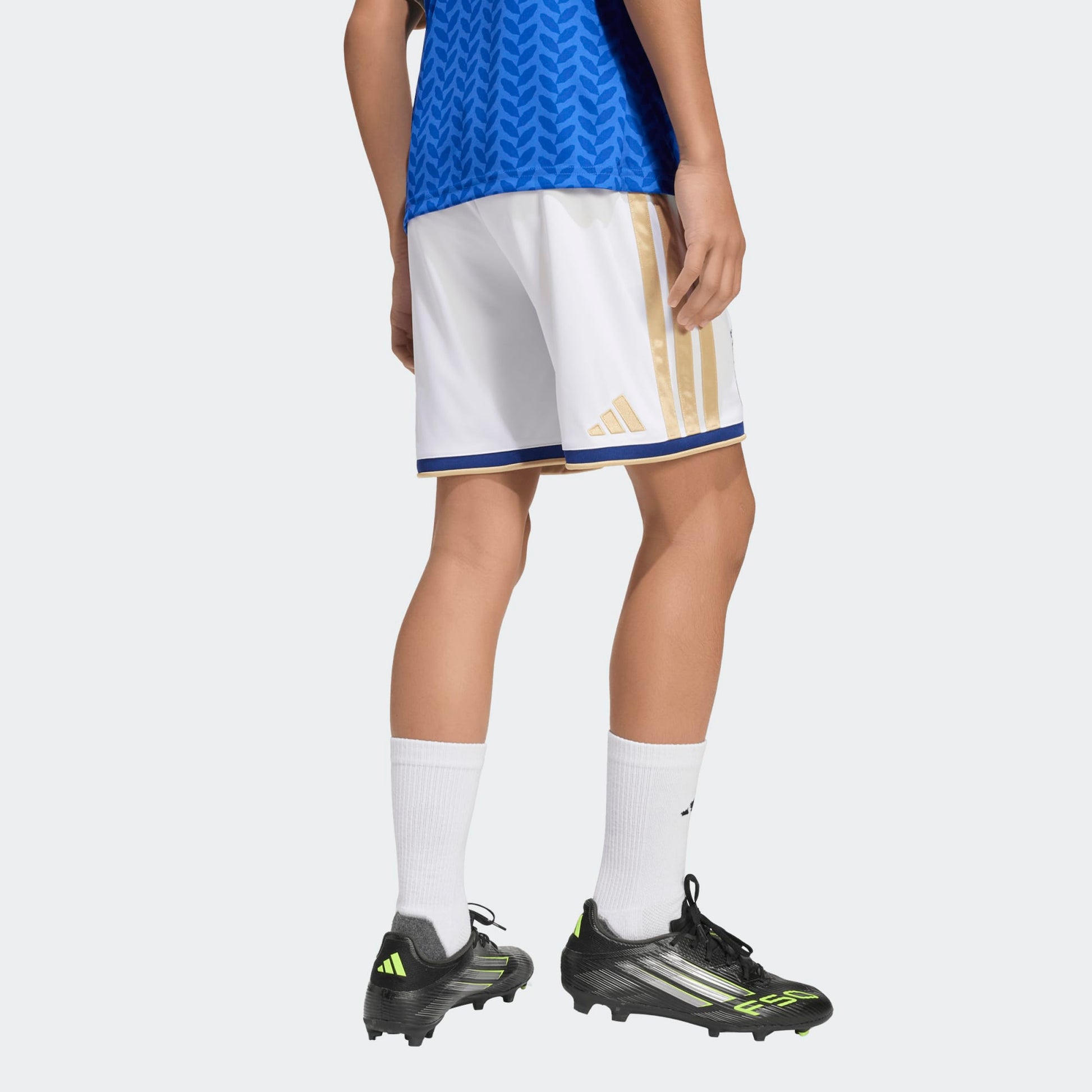 Adidas Italië Home Short voor kids 2025/2026 – officieel FIGC voetbalshort met Climacool-technologie, verkrijgbaar bij Kickoff Antwerpen voetbalshop