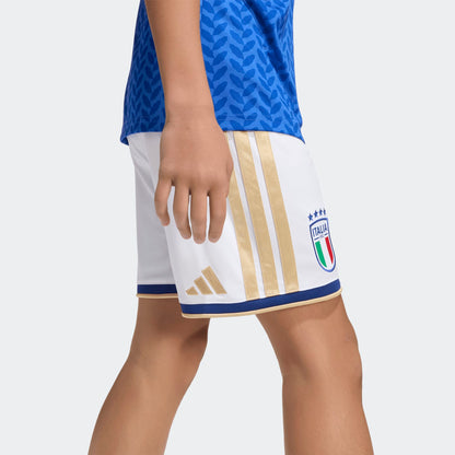 Adidas Italië Home Short voor kids 2025/2026 – officieel FIGC voetbalshort met Climacool-technologie, verkrijgbaar bij Kickoff Antwerpen voetbalshop