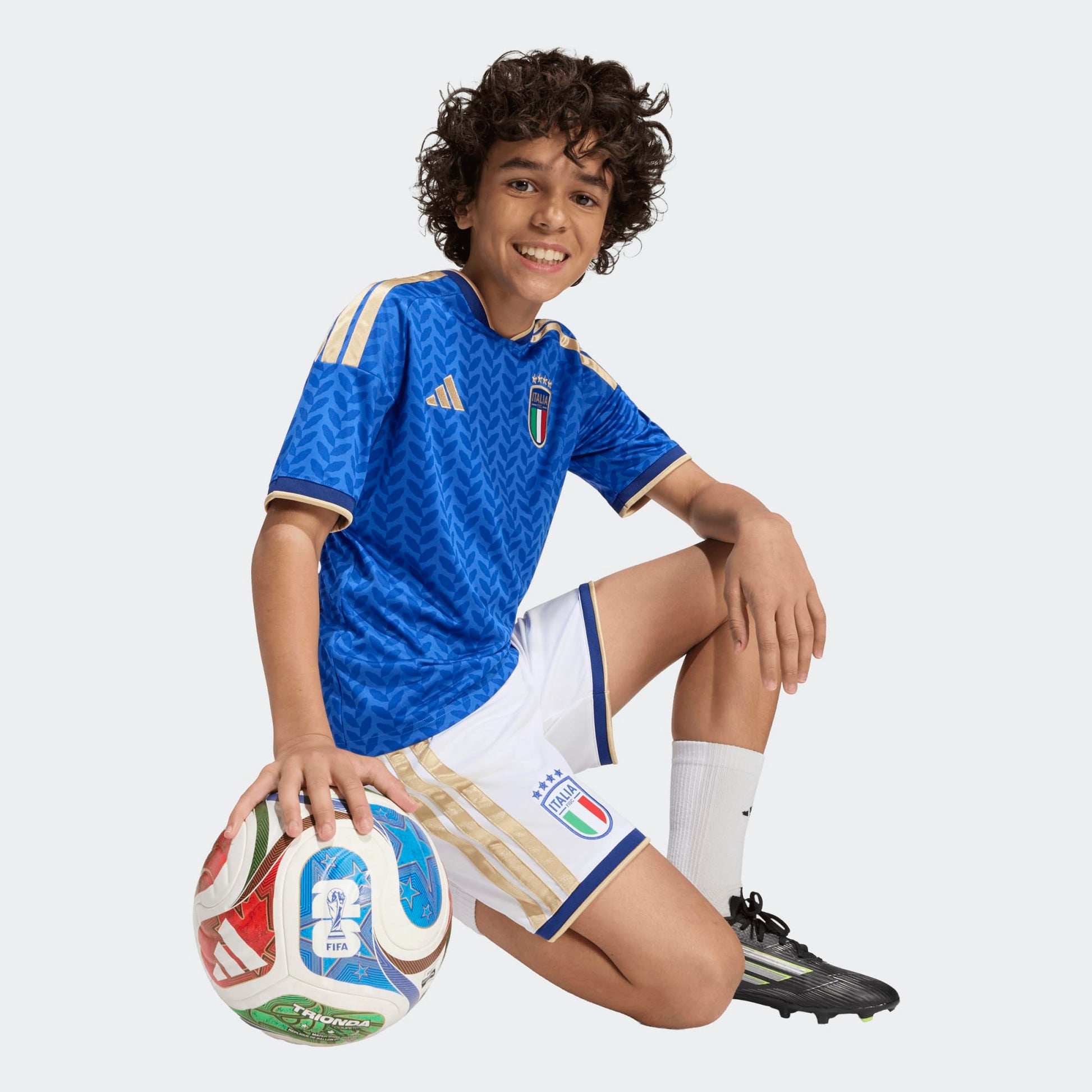Adidas Italië Home Short voor kids 2025/2026 – officieel FIGC voetbalshort met Climacool-technologie, verkrijgbaar bij Kickoff Antwerpen voetbalshop