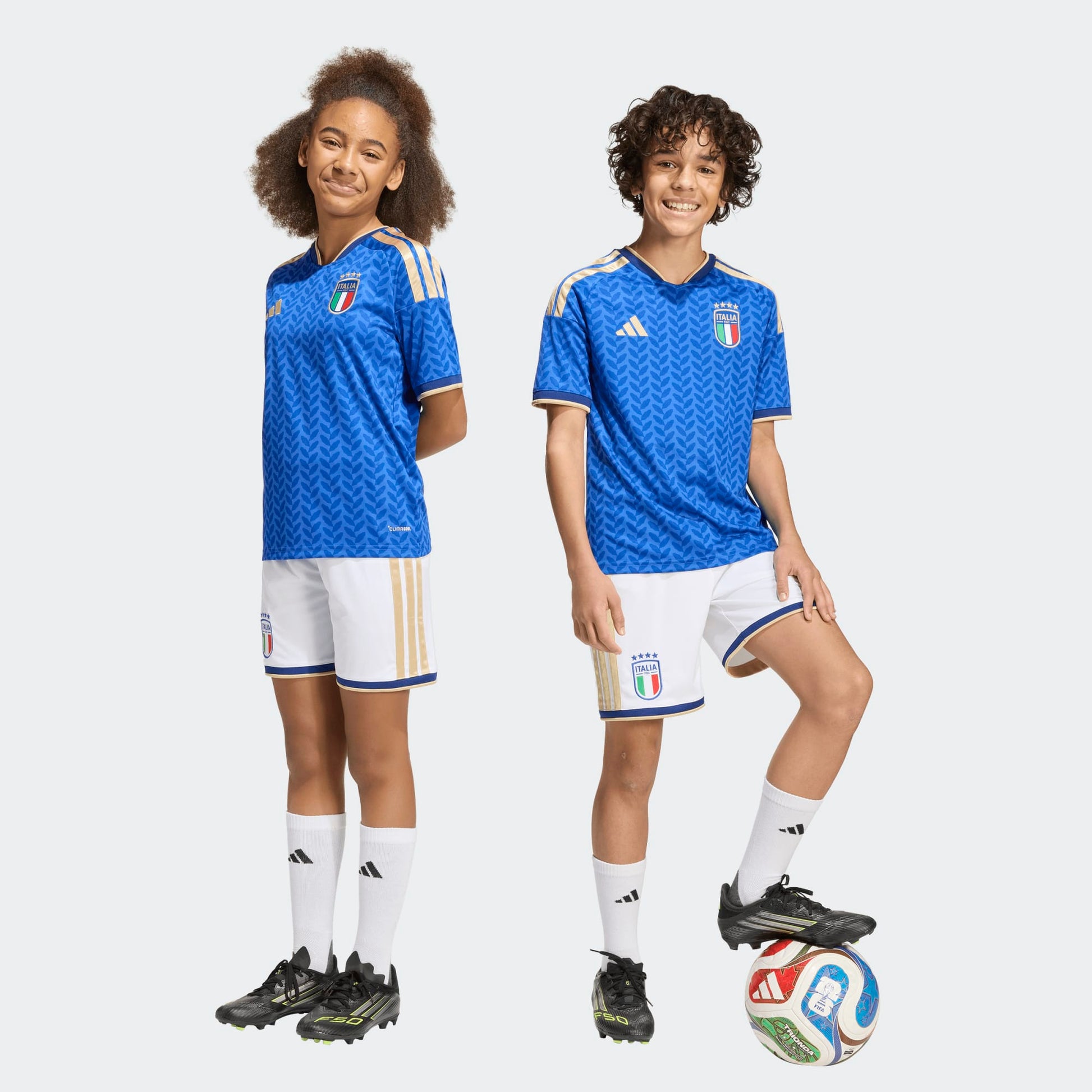 Adidas Italië Home Short voor kids 2025/2026 – officieel FIGC voetbalshort met Climacool-technologie, verkrijgbaar bij Kickoff Antwerpen voetbalshop