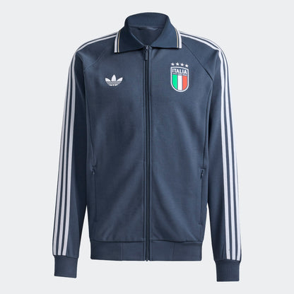 Blauw Adidas Originals FIGC Italia Anthem Jacket met retro Italiaanse bondbadge en witte 3-Stripes, verkrijgbaar bij voetbalshop Kickoff Antwerpen.