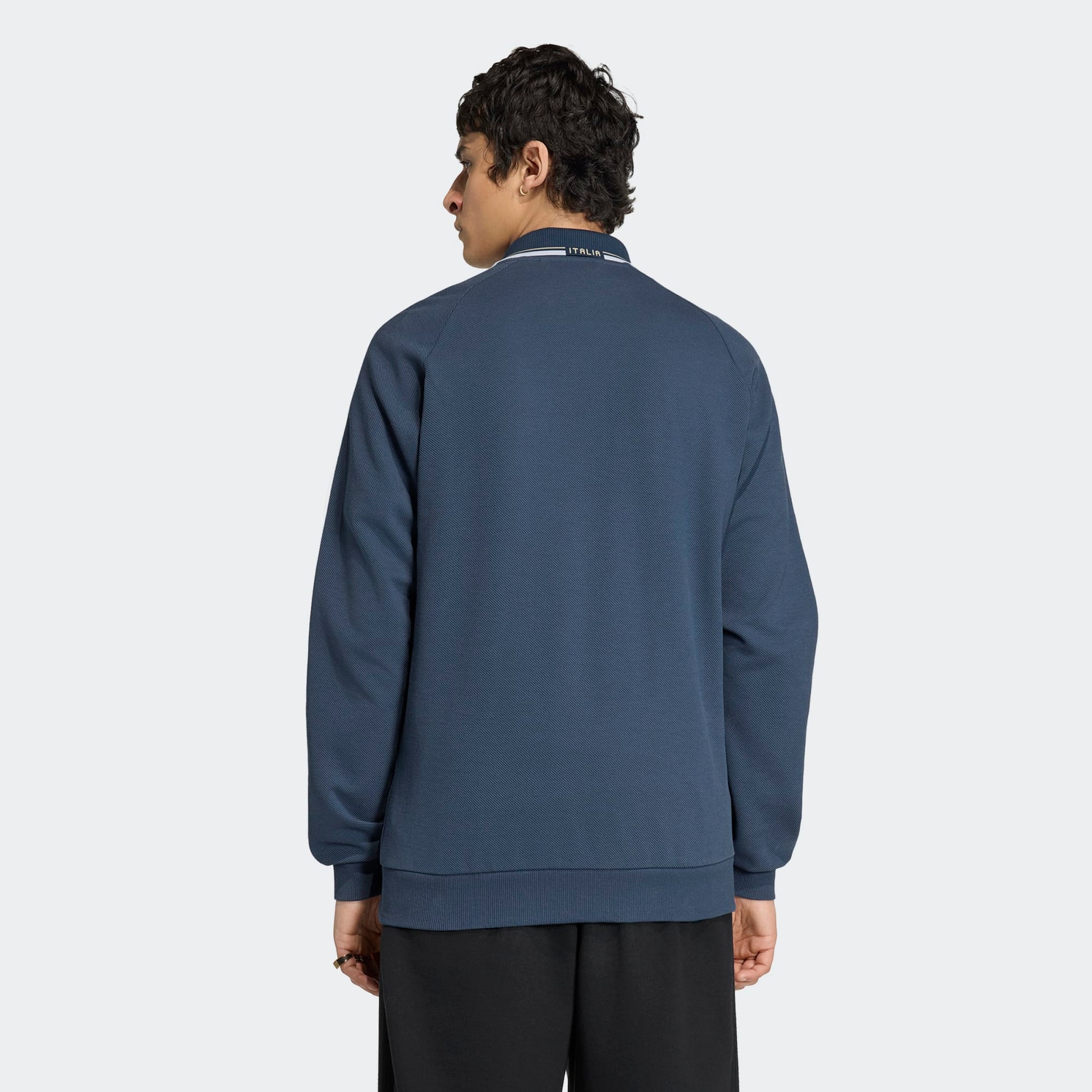 Blauw Adidas Originals FIGC Italia Anthem Jacket met retro Italiaanse bondbadge en witte 3-Stripes, verkrijgbaar bij voetbalshop Kickoff Antwerpen.