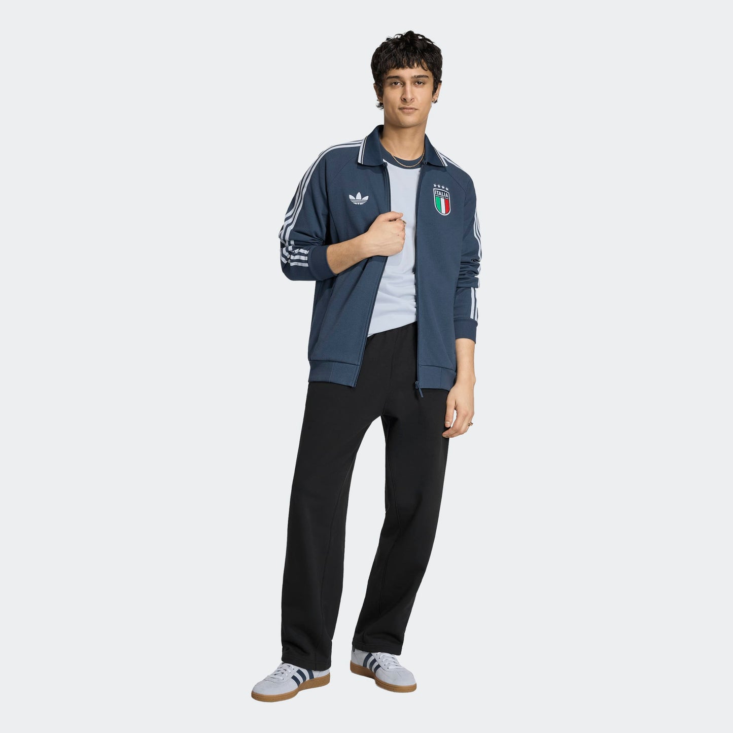 Blauw Adidas Originals FIGC Italia Anthem Jacket met retro Italiaanse bondbadge en witte 3-Stripes, verkrijgbaar bij voetbalshop Kickoff Antwerpen.