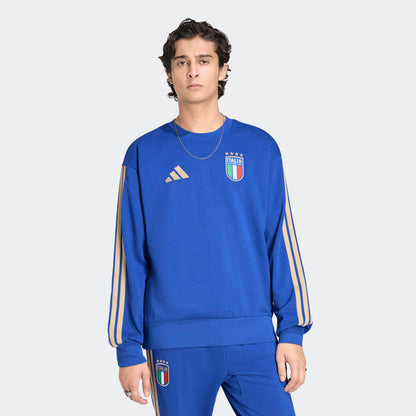 Adidas FIGC Italia DNA Sweat Top blauw met goud 3-Stripes en geborduurde Italiaanse voetbalbond (FIGC) badge. Beschikbaar bij voetbalshop Kickoff Antwerpen.