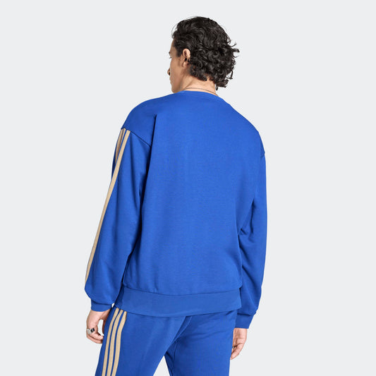 Adidas FIGC Italia DNA Sweat Top blauw met goud 3-Stripes en geborduurde Italiaanse voetbalbond (FIGC) badge. Beschikbaar bij voetbalshop Kickoff Antwerpen.