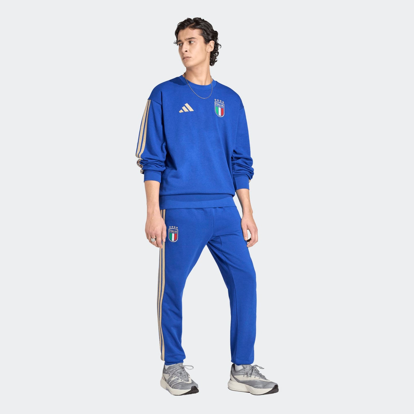 Adidas FIGC Italia DNA Sweat Top blauw met goud 3-Stripes en geborduurde Italiaanse voetbalbond (FIGC) badge. Beschikbaar bij voetbalshop Kickoff Antwerpen.