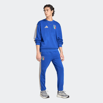 Adidas FIGC Italia DNA Sweat Top blauw met goud 3-Stripes en geborduurde Italiaanse voetbalbond (FIGC) badge. Beschikbaar bij voetbalshop Kickoff Antwerpen.