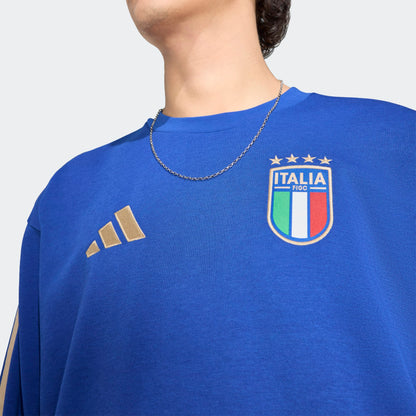 Adidas FIGC Italia DNA Sweat Top blauw met goud 3-Stripes en geborduurde Italiaanse voetbalbond (FIGC) badge. Beschikbaar bij voetbalshop Kickoff Antwerpen.