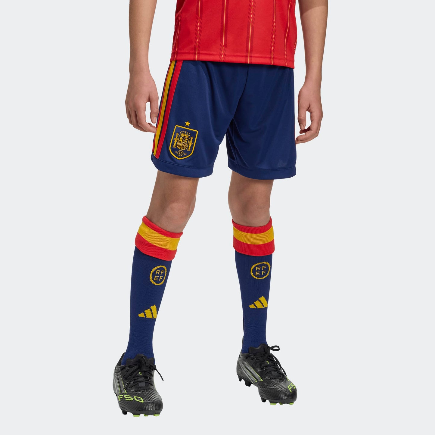 Adidas RFEF Spanje Home short voor kids Climacool  blauw rood met geel strepen en logo WK 2026 collectie Kickoff Antwerpen voetbalshop