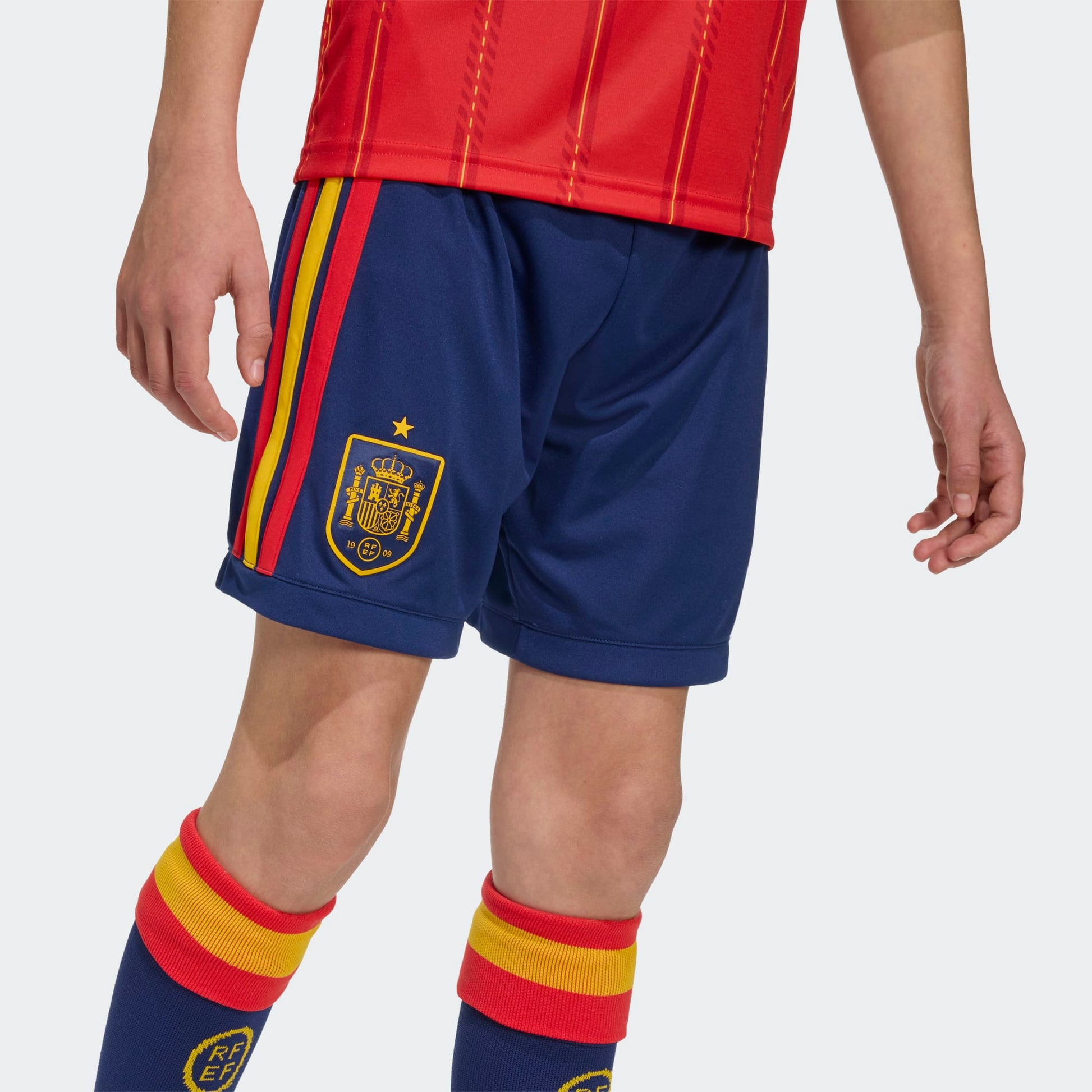 Adidas RFEF Spanje Home short voor kids Climacool  blauw rood met geel strepen en logo WK 2026 collectie Kickoff Antwerpen voetbalshop