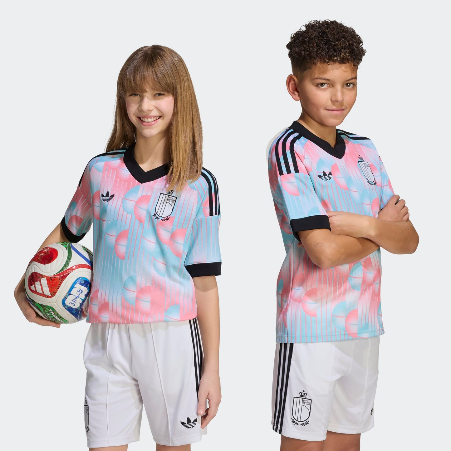 Witte Adidas Originals RBFA België Away Jersey voor kinderen (2026-2028) met Trefoil-logo en bondslogo, verkrijgbaar bij voetbalshop Kickoff Antwerpen.