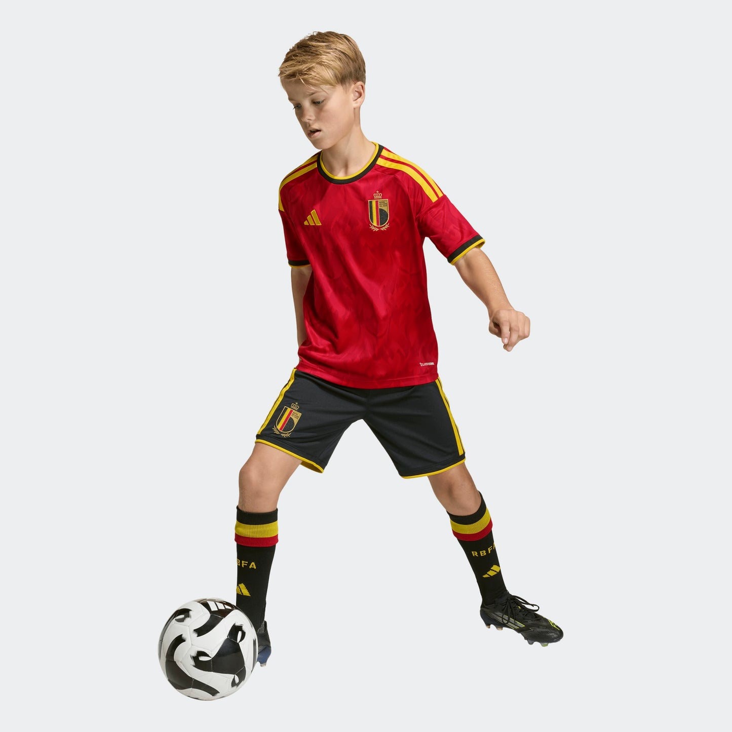Adidas België Thuis Short 2025/2026 – officiële RBFA voetbalshort met Climacool-technologie, verkrijgbaar bij Kickoff Antwerpen voetbalshop