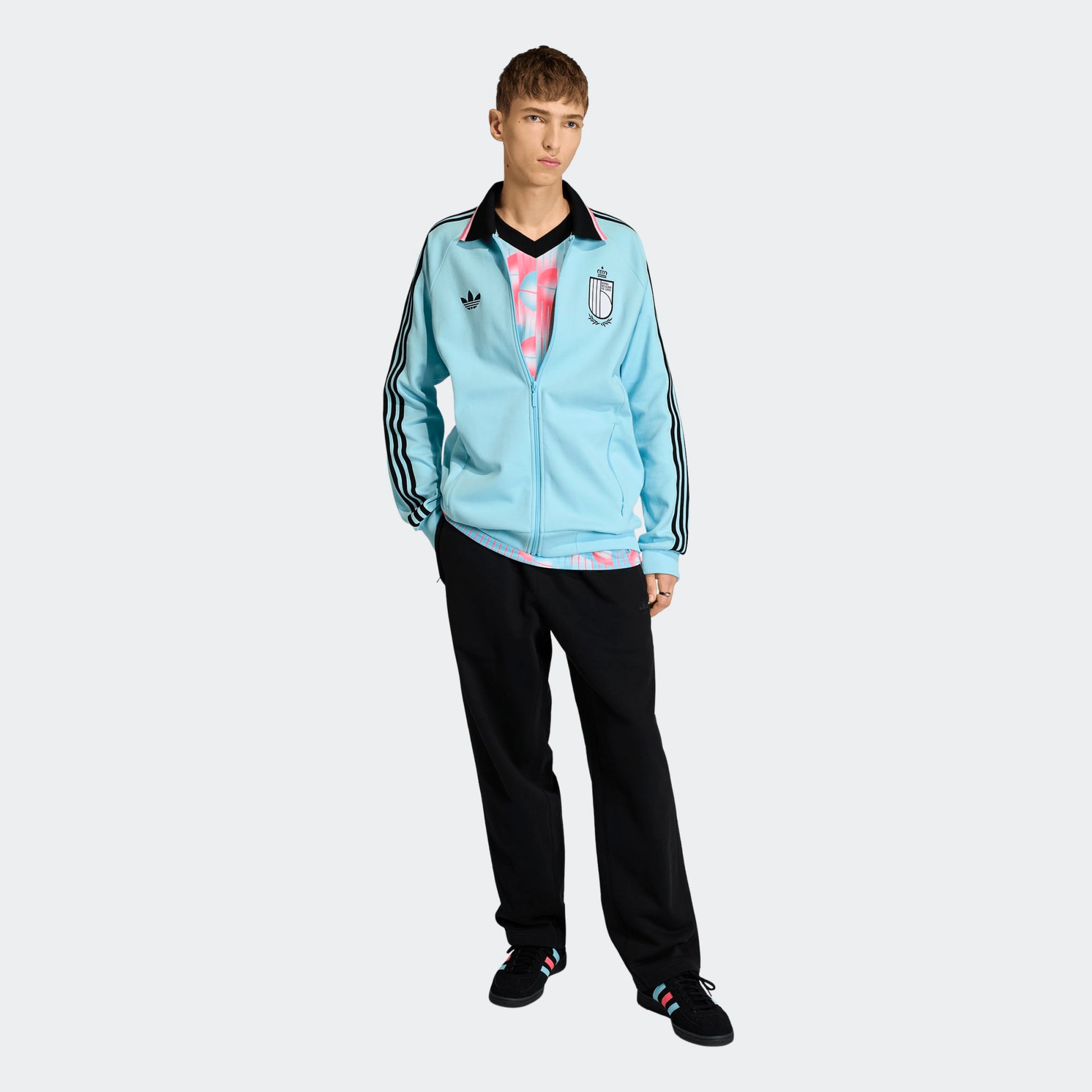 Adidas Originals RBFA België Anthem Jacket in retro-stijl met bondslogo en Trefoil, verkrijgbaar bij voetbalshop Kickoff Antwerpen.