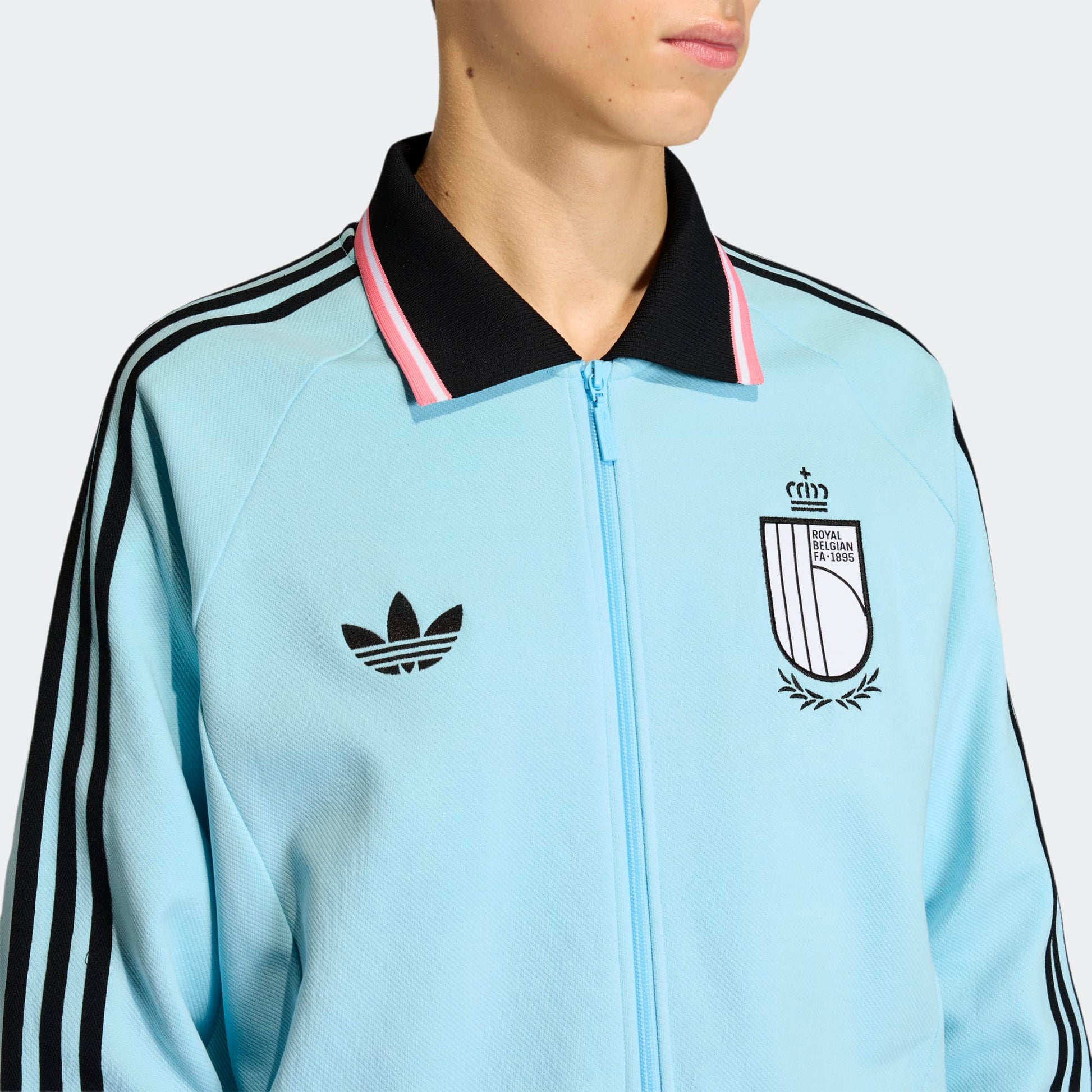Adidas Originals RBFA België Anthem Jacket in retro-stijl met bondslogo en Trefoil, verkrijgbaar bij voetbalshop Kickoff Antwerpen.