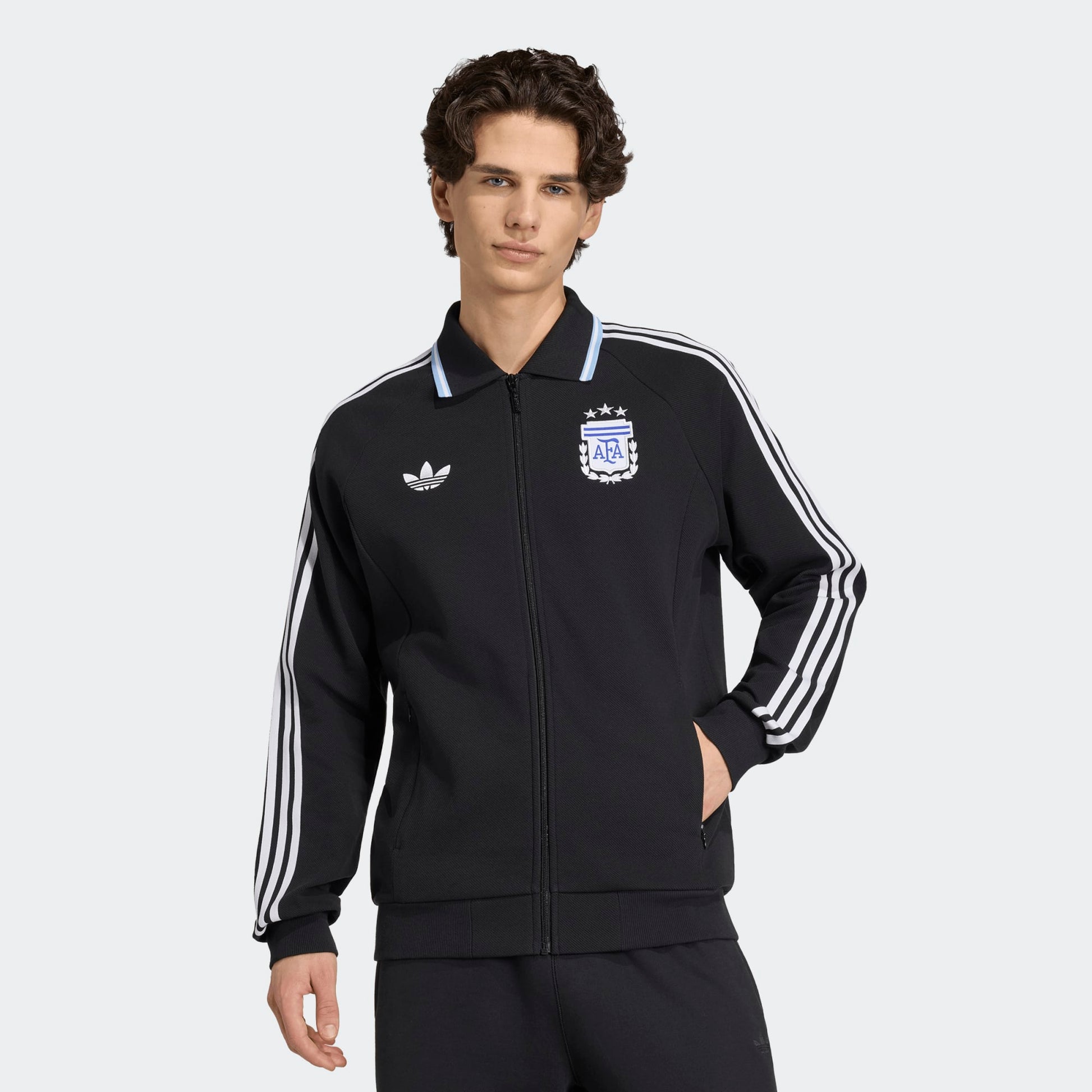 Zwart wit Adidas Originals AFA Argentinië Anthem Jacket met retro bondbadge, verkrijgbaar bij voetbalshop Kickoff Antwerpen.