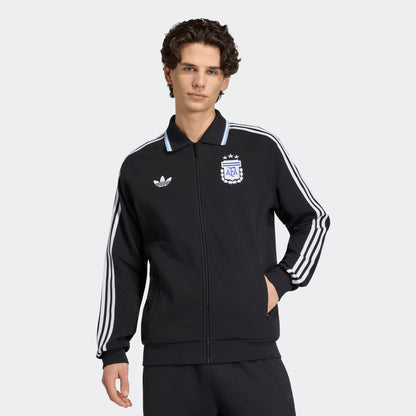 Zwart wit Adidas Originals AFA Argentinië Anthem Jacket met retro bondbadge, verkrijgbaar bij voetbalshop Kickoff Antwerpen.